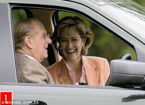 Με αυτή την ξανθιά απατά από το 1994 ο πρίγκιπας Φίλιππος την Ελισάβετ -Η αντίδραση της βασίλισσας ξαφνιάζει [εικόνες]  | iefimerida.gr 6