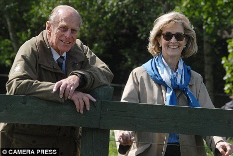 Με αυτή την ξανθιά απατά από το 1994 ο πρίγκιπας Φίλιππος την Ελισάβετ -Η αντίδραση της βασίλισσας ξαφνιάζει [εικόνες]  | iefimerida.gr 7