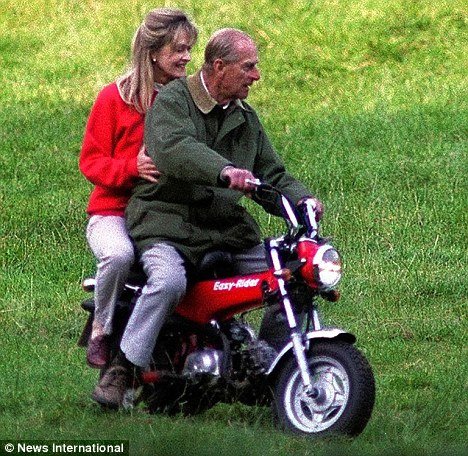 Με αυτή την ξανθιά απατά από το 1994 ο πρίγκιπας Φίλιππος την Ελισάβετ -Η αντίδραση της βασίλισσας ξαφνιάζει [εικόνες]  | iefimerida.gr 8