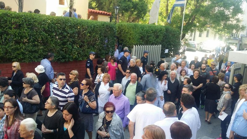 Χαμός στον «Αγιο Σάββα» για το ιερό λείψανο της Αγίας Βαρβάρας: Σπρωξιές και αντεγκλήσεις για μια θέση στην ουρά [εικόνες] | iefimerida.gr 4