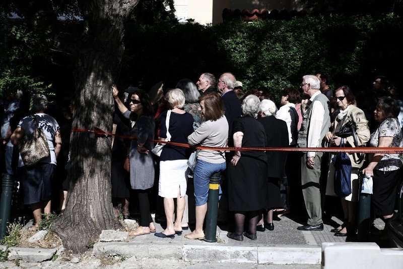 Χαμός στον «Αγιο Σάββα» για το ιερό λείψανο της Αγίας Βαρβάρας: Σπρωξιές και αντεγκλήσεις για μια θέση στην ουρά [εικόνες] | iefimerida.gr 7