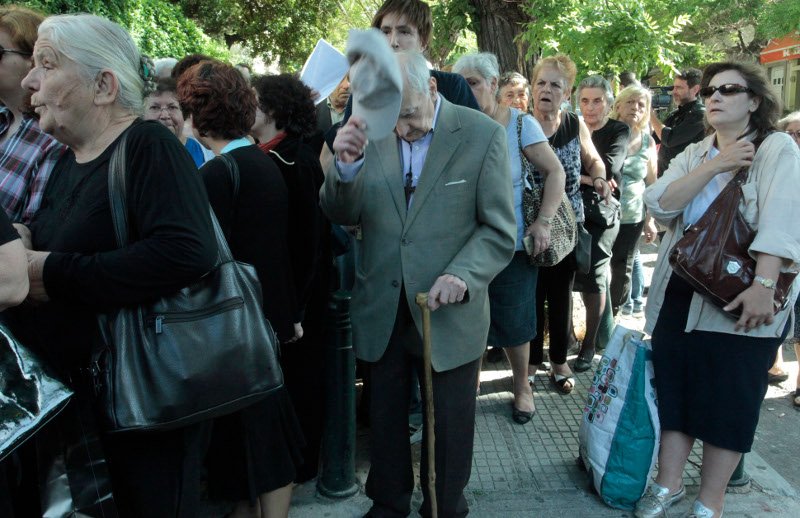 Χαμός στον «Αγιο Σάββα» για το ιερό λείψανο της Αγίας Βαρβάρας: Σπρωξιές και αντεγκλήσεις για μια θέση στην ουρά [εικόνες] | iefimerida.gr 10