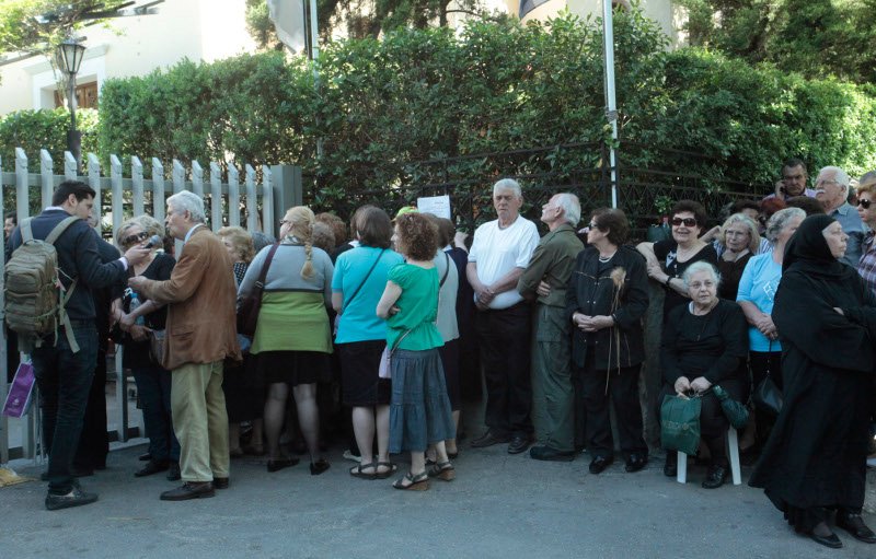 Χαμός στον «Αγιο Σάββα» για το ιερό λείψανο της Αγίας Βαρβάρας: Σπρωξιές και αντεγκλήσεις για μια θέση στην ουρά [εικόνες] | iefimerida.gr 13