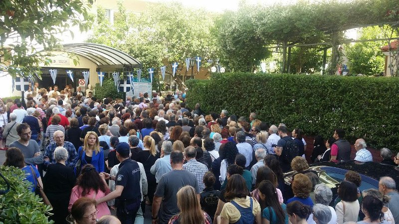 Χαμός στον «Αγιο Σάββα» για το ιερό λείψανο της Αγίας Βαρβάρας: Σπρωξιές και αντεγκλήσεις για μια θέση στην ουρά [εικόνες] | iefimerida.gr 0