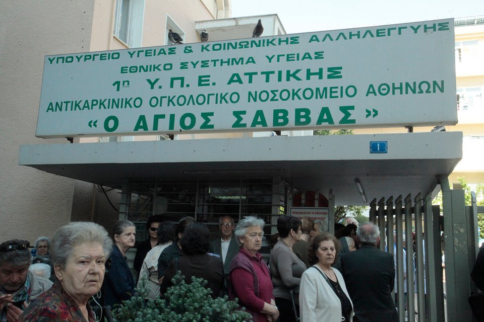 Χαμός στον «Αγιο Σάββα» για το ιερό λείψανο της Αγίας Βαρβάρας: Σπρωξιές και αντεγκλήσεις για μια θέση στην ουρά [εικόνες] | iefimerida.gr 3