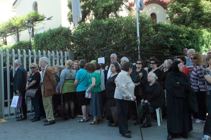 Χαμός στον «Αγιο Σάββα» για το ιερό λείψανο της Αγίας Βαρβάρας: Σπρωξιές και αντεγκλήσεις για μια θέση στην ουρά [εικόνες] | iefimerida.gr 5