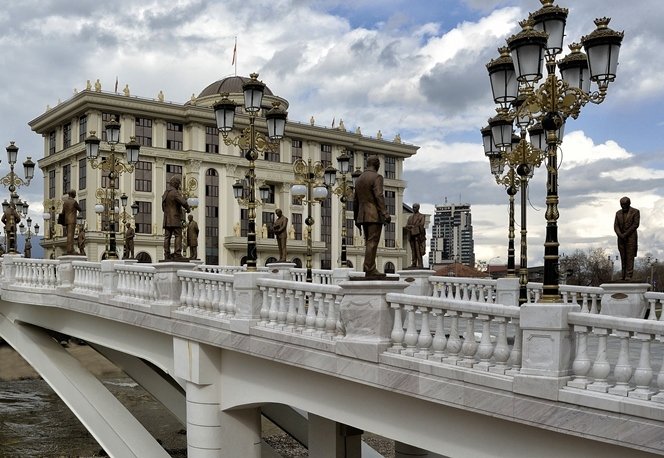 Αμερικανικό site ξεφτιλίζει τους Σκοπιανούς: Ετσι χτίσατε μια ψεύτικη κιτς αρχαία πόλη [εικόνες] | iefimerida.gr 4