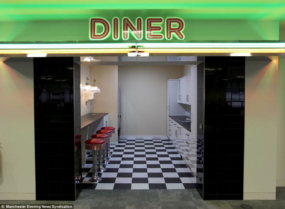 Παραλία, μπιλιάρδα και κούνιες - Εταιρεία ξόδεψε 2,7 εκατ. λίρες για να φτιάξει γραφεία που μοιάζουν με παιδική χαρά [εικόνες]   | iefimerida.gr 3