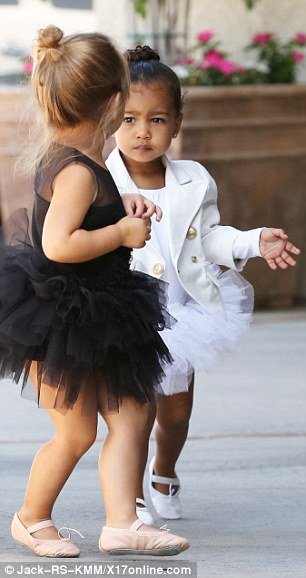 Η γλυκύτατη κόρη της Καρντάσιαν μεγάλωσε και πάει μπαλέτο με την ξαδέλφη της [εικόνες] | iefimerida.gr 4