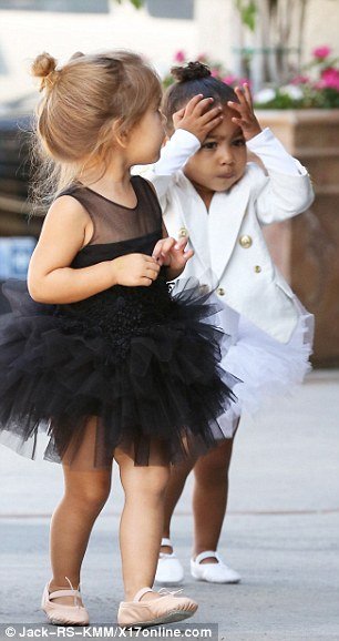 Η γλυκύτατη κόρη της Καρντάσιαν μεγάλωσε και πάει μπαλέτο με την ξαδέλφη της [εικόνες] | iefimerida.gr 5