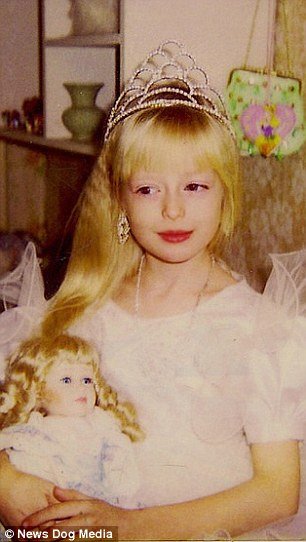 Η καλλονή Ρωσίδα που την κρατούν φυλακισμένη οι γονείς της - Ποστάρει πρόστυχες εικόνες με την... έγκρισή τους [εικόνες] | iefimerida.gr 1