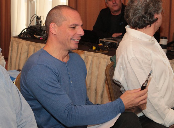 Με τσιγάρο στην Κ.Ε. του ΣΥΡΙΖΑ ο Βαρουφάκης [εικόνες] | iefimerida.gr 1