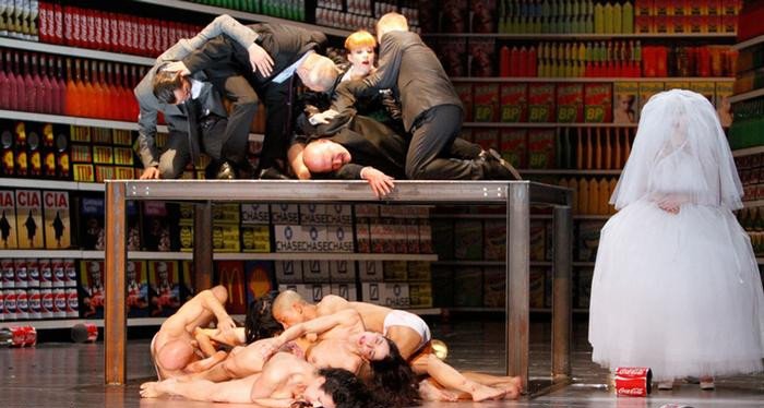 Σεξ, βασανιστήρια και σφαγή επί σκηνής -Η θεατρική παράσταση που σοκάρει τη Γερμανία [εικόνες] | iefimerida.gr 1