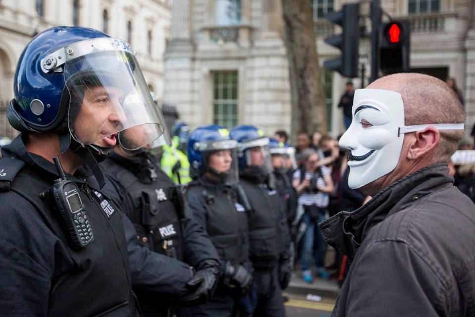 Αγγλία: Επεισόδια με τραυματίες έξω από την οικία του Κάμερον [εικόνες] | iefimerida.gr 4