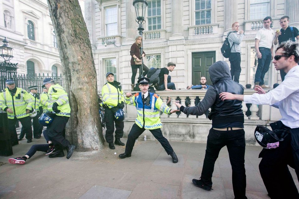 Αγγλία: Επεισόδια με τραυματίες έξω από την οικία του Κάμερον [εικόνες] | iefimerida.gr 2