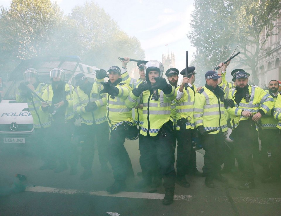 Αγγλία: Επεισόδια με τραυματίες έξω από την οικία του Κάμερον [εικόνες] | iefimerida.gr 1
