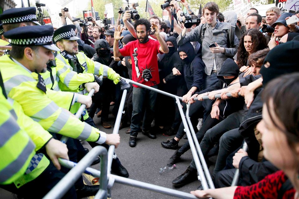 Αγγλία: Επεισόδια με τραυματίες έξω από την οικία του Κάμερον [εικόνες] | iefimerida.gr 0