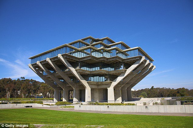 Το πανεπιστημιακό μάθημα που για να το περάσεις πρέπει να ποζάρεις γυμνός [εικόνες] | iefimerida.gr 2