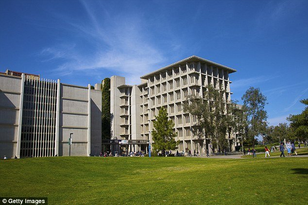 Το πανεπιστημιακό μάθημα που για να το περάσεις πρέπει να ποζάρεις γυμνός [εικόνες] | iefimerida.gr 3