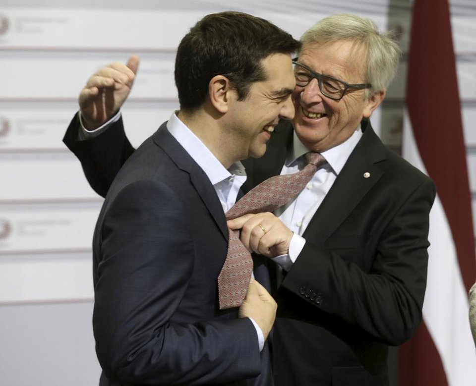 Απτόητος ο Γιούνκερ, συνεχίζει τα αστειάκια στον Τσίπρα: Ρίχνει σκαμπιλάκι, τον γραβατώνει, περπατάει χεράκι-χεράκι μαζί του [εικόνες] | iefimerida.gr 1