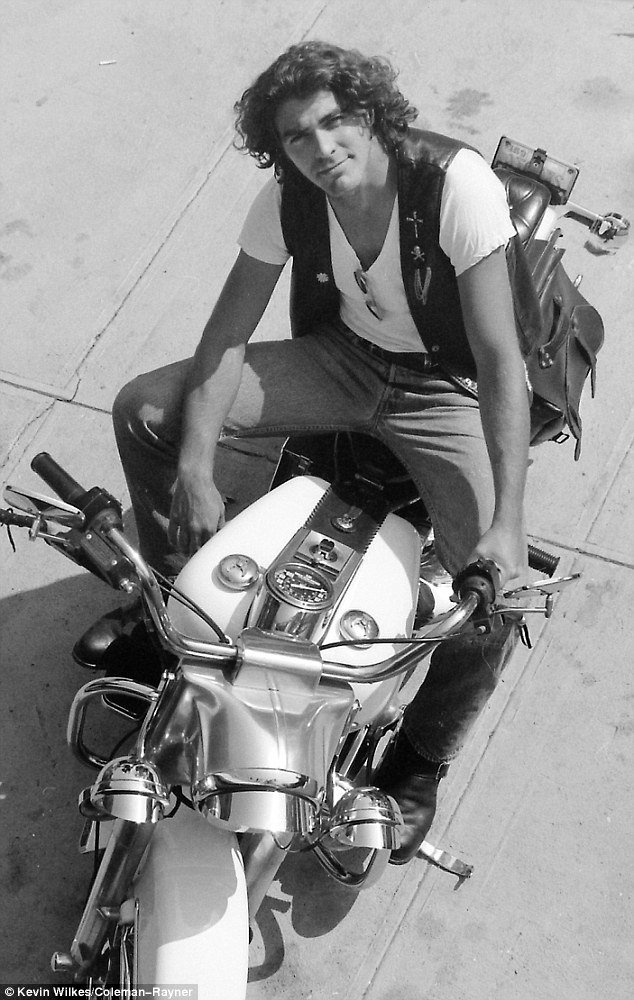 Ο Τζορτζ Κλούνεϊ όπως δεν τον έχετε ξαναδεί -Με μαλλί μπούκλα και φαβορίτα [εικόνες] | iefimerida.gr 1