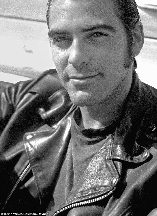 Ο Τζορτζ Κλούνεϊ όπως δεν τον έχετε ξαναδεί -Με μαλλί μπούκλα και φαβορίτα [εικόνες] | iefimerida.gr 3