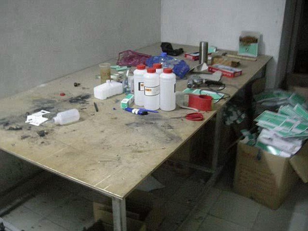 Επικίνδυνες απομιμήσεις γνωστών καλλυντικών -Περιέχουν περιττώματα αρουραίων και επικίνδυνα χημικά [εικόνες] | iefimerida.gr 1