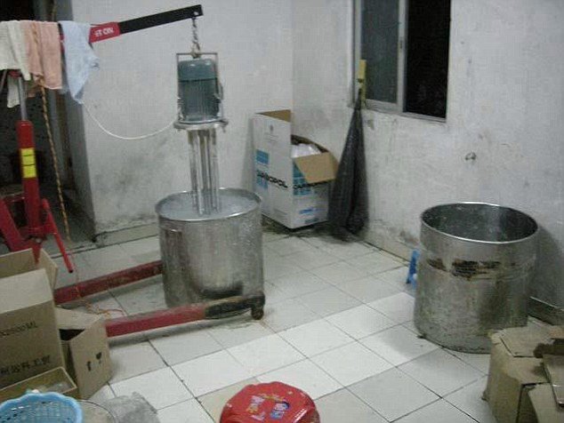 Επικίνδυνες απομιμήσεις γνωστών καλλυντικών -Περιέχουν περιττώματα αρουραίων και επικίνδυνα χημικά [εικόνες] | iefimerida.gr 2