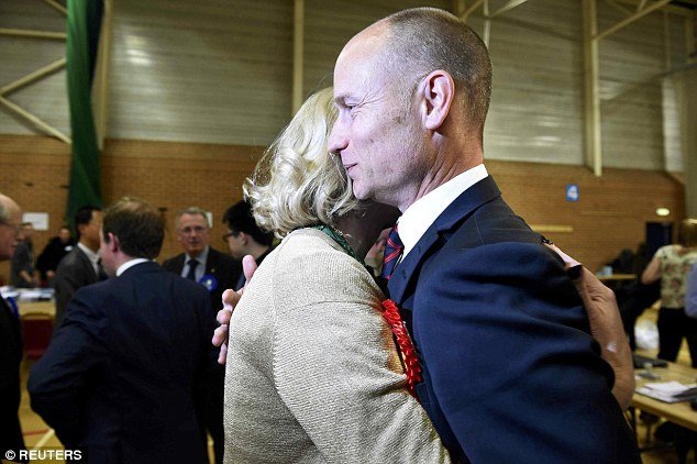 Αγκαλίτσες και φιλάκια για την εντυπωσιακή Δανέζα πρωθυπουργό – Ο σύζυγός της εξελέγη βουλευτής στη Βρετανία [εικόνες] | iefimerida.gr 1