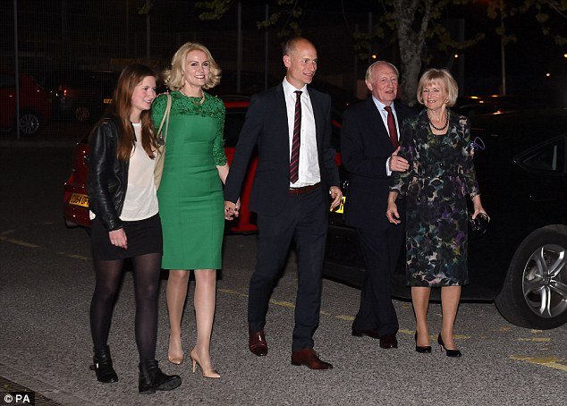 Αγκαλίτσες και φιλάκια για την εντυπωσιακή Δανέζα πρωθυπουργό – Ο σύζυγός της εξελέγη βουλευτής στη Βρετανία [εικόνες] | iefimerida.gr 0