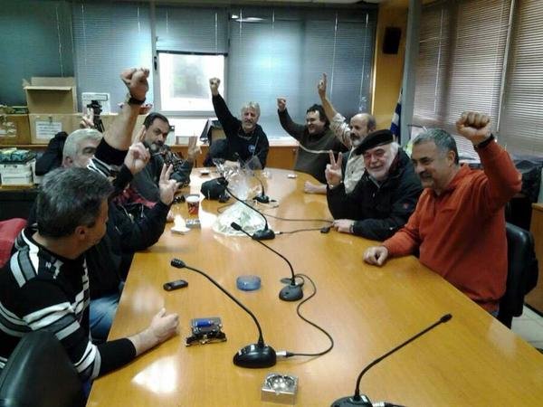 «Nτου» εργαζομένων στην ΕΡΤ -Κλαίνε, αγκαλιάζονται [εικόνες] | iefimerida.gr 10