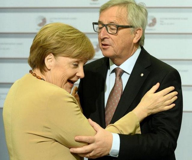 Το backstage της Συνόδου στη Ρίγα: Ο διαχυτικός Γιούνκερ, τα πειράγματα με τις γραβάτες, τα γέλια Τσίπρα-Μέρκελ και μια ξανθιά θεά [εικόνες & βίντεο] | iefimerida.gr 7