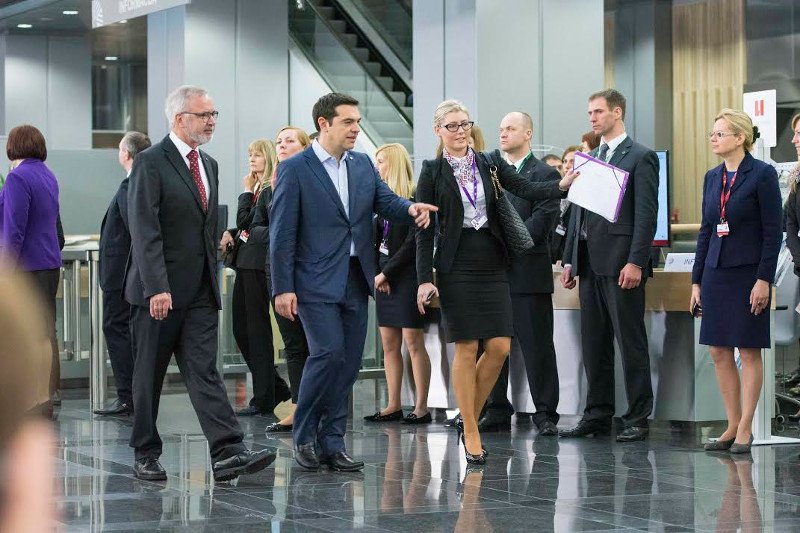 Το backstage της Συνόδου στη Ρίγα: Ο διαχυτικός Γιούνκερ, τα πειράγματα με τις γραβάτες, τα γέλια Τσίπρα-Μέρκελ και μια ξανθιά θεά [εικόνες & βίντεο] | iefimerida.gr 15