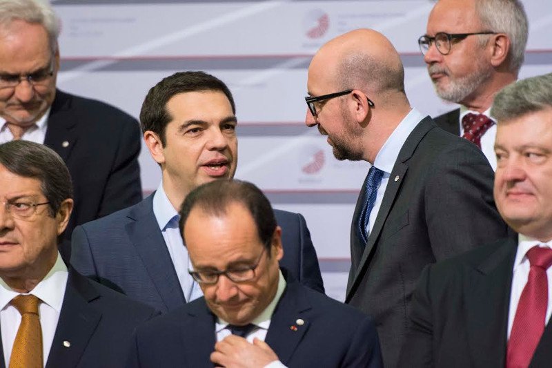 Το backstage της Συνόδου στη Ρίγα: Ο διαχυτικός Γιούνκερ, τα πειράγματα με τις γραβάτες, τα γέλια Τσίπρα-Μέρκελ και μια ξανθιά θεά [εικόνες & βίντεο] | iefimerida.gr 17