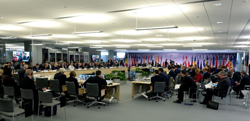 Το backstage της Συνόδου στη Ρίγα: Ο διαχυτικός Γιούνκερ, τα πειράγματα με τις γραβάτες, τα γέλια Τσίπρα-Μέρκελ και μια ξανθιά θεά [εικόνες & βίντεο] | iefimerida.gr 20