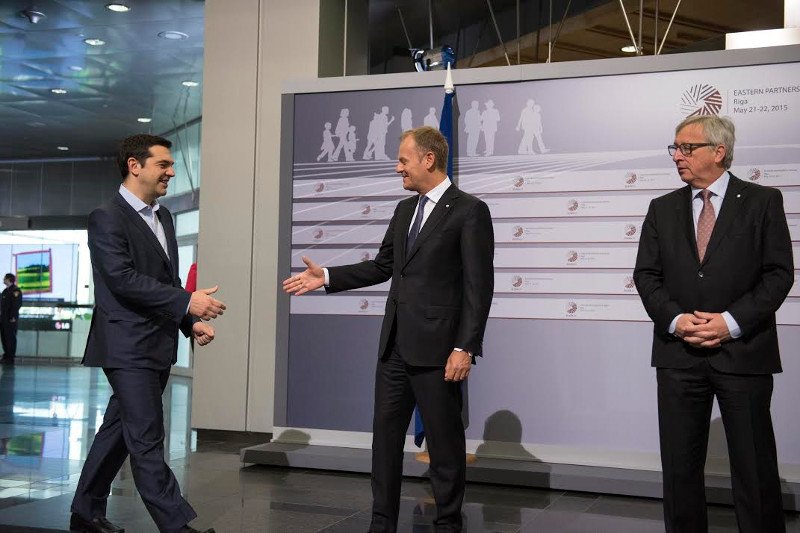 Το backstage της Συνόδου στη Ρίγα: Ο διαχυτικός Γιούνκερ, τα πειράγματα με τις γραβάτες, τα γέλια Τσίπρα-Μέρκελ και μια ξανθιά θεά [εικόνες & βίντεο] | iefimerida.gr 0