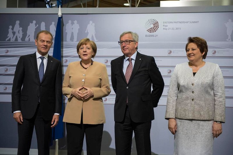 Το backstage της Συνόδου στη Ρίγα: Ο διαχυτικός Γιούνκερ, τα πειράγματα με τις γραβάτες, τα γέλια Τσίπρα-Μέρκελ και μια ξανθιά θεά [εικόνες & βίντεο] | iefimerida.gr 21