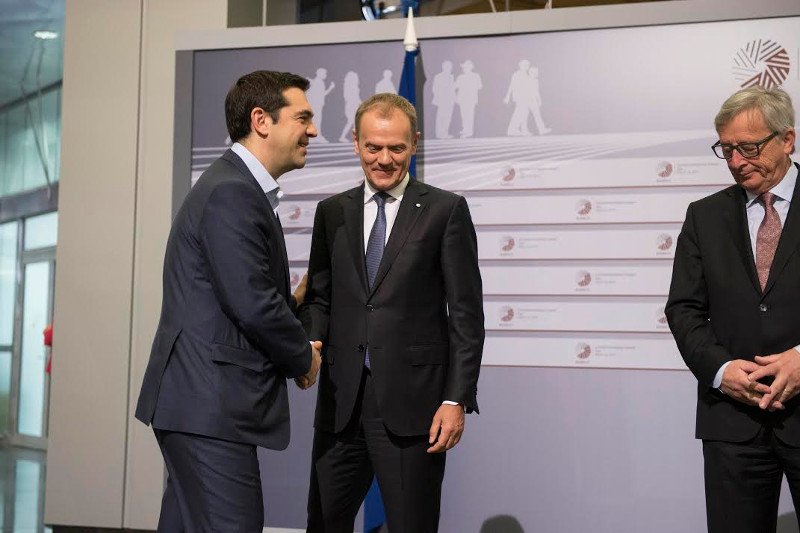 Το backstage της Συνόδου στη Ρίγα: Ο διαχυτικός Γιούνκερ, τα πειράγματα με τις γραβάτες, τα γέλια Τσίπρα-Μέρκελ και μια ξανθιά θεά [εικόνες & βίντεο] | iefimerida.gr 1