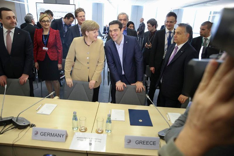 Το backstage της Συνόδου στη Ρίγα: Ο διαχυτικός Γιούνκερ, τα πειράγματα με τις γραβάτες, τα γέλια Τσίπρα-Μέρκελ και μια ξανθιά θεά [εικόνες & βίντεο] | iefimerida.gr 12