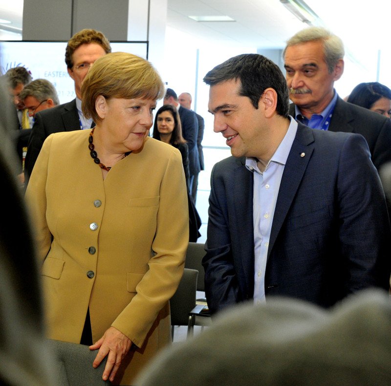 Το backstage της Συνόδου στη Ρίγα: Ο διαχυτικός Γιούνκερ, τα πειράγματα με τις γραβάτες, τα γέλια Τσίπρα-Μέρκελ και μια ξανθιά θεά [εικόνες & βίντεο] | iefimerida.gr 13