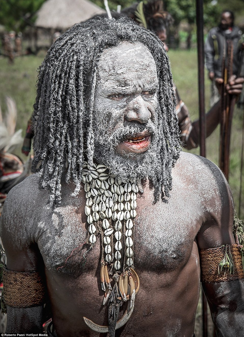 Μιλούν μια άγνωστη γλώσσα και κυνηγούν με δόρατα - Ο διαφορετικός κόσμος της φυλής Ντανι [εικόνες] | iefimerida.gr 5