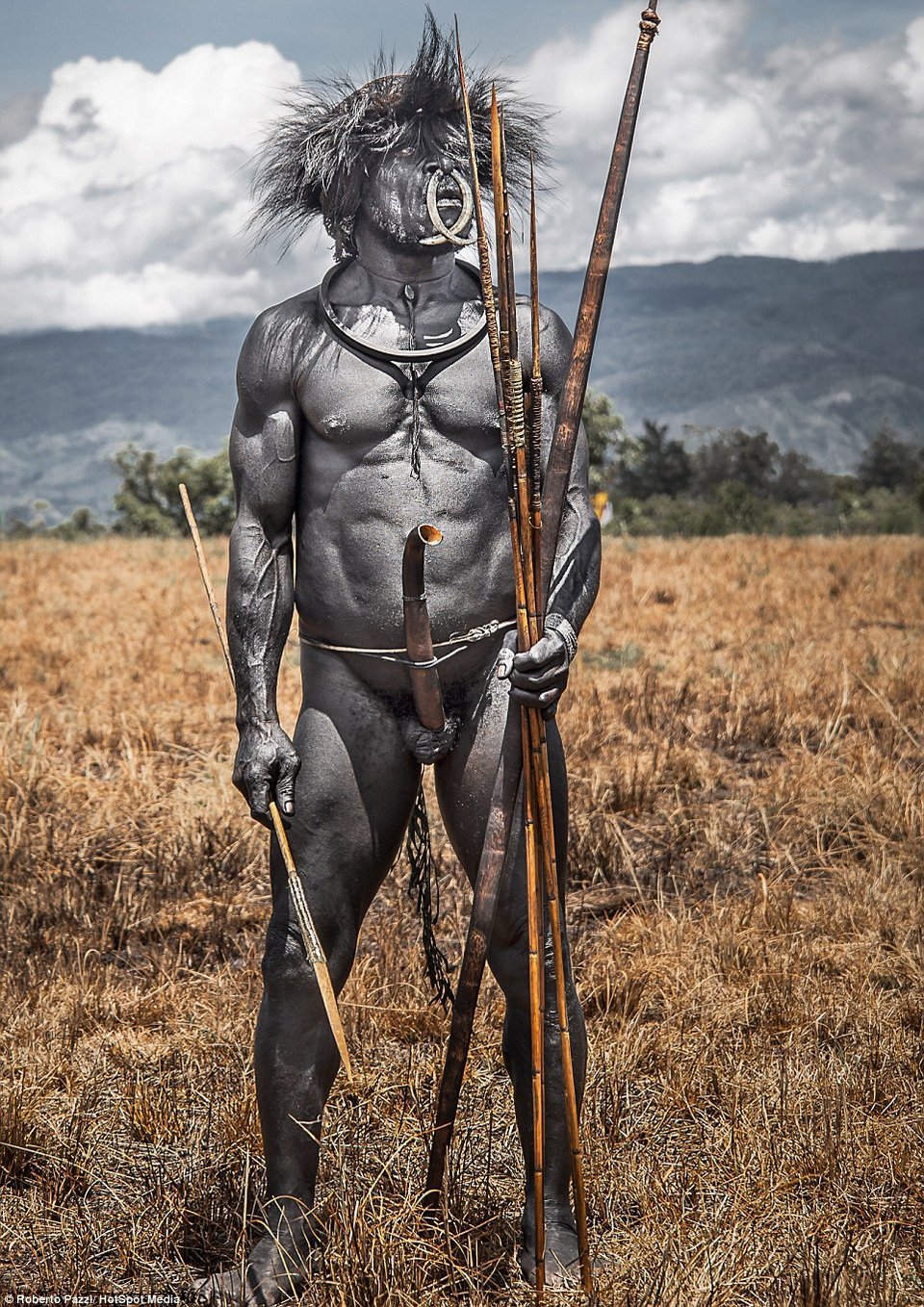 Μιλούν μια άγνωστη γλώσσα και κυνηγούν με δόρατα - Ο διαφορετικός κόσμος της φυλής Ντανι [εικόνες] | iefimerida.gr 8