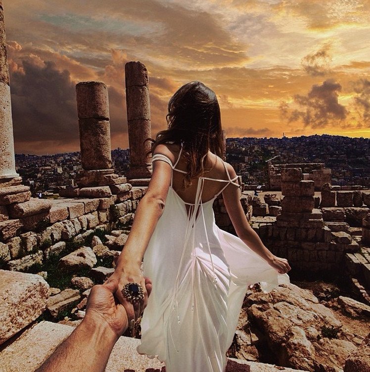 Η μυστηριώδης μούσα που δείχνει στις φωτογραφίες μόνο πλάτη, πάει Ινδία - Ενα φωτογραφικό άλμπουμ μαγεία [εικόνες] | iefimerida.gr 6