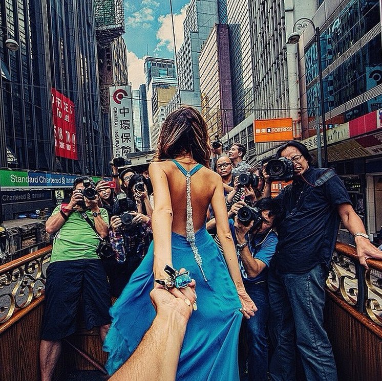 Η μυστηριώδης μούσα που δείχνει στις φωτογραφίες μόνο πλάτη, πάει Ινδία - Ενα φωτογραφικό άλμπουμ μαγεία [εικόνες] | iefimerida.gr 10