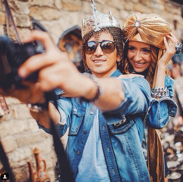 Η μυστηριώδης μούσα που δείχνει στις φωτογραφίες μόνο πλάτη, πάει Ινδία - Ενα φωτογραφικό άλμπουμ μαγεία [εικόνες] | iefimerida.gr 14