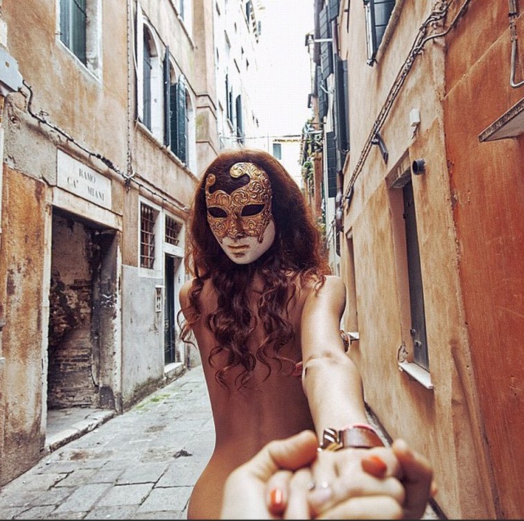 Η μυστηριώδης μούσα που δείχνει στις φωτογραφίες μόνο πλάτη, πάει Ινδία - Ενα φωτογραφικό άλμπουμ μαγεία [εικόνες] | iefimerida.gr 8