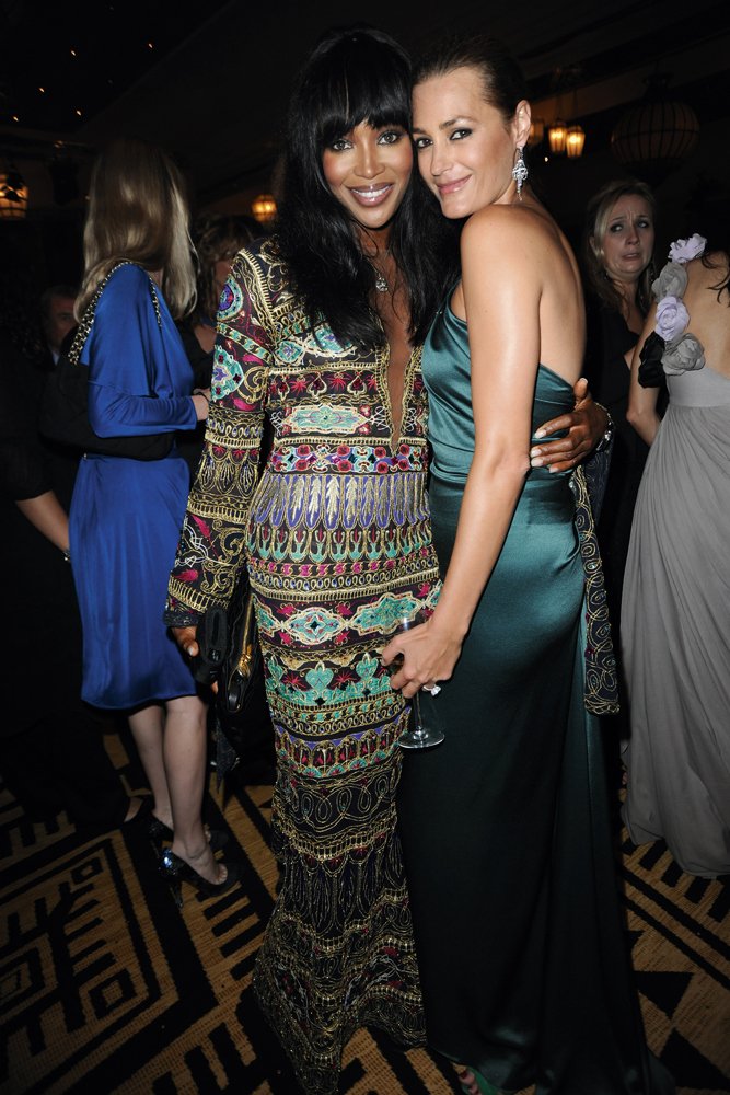 Σούπερ μοντέλο ποζάρει με τις τρεις κόρες της – Μοιάζουν όλες συνομήλικες [εικόνες]  | iefimerida.gr 5