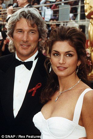 Μοιράζουν 100 εκατ. στα δικαστήρια ο Ρίτσαρντ Γκιρ και η σύζυγός του [εικόνες] | iefimerida.gr 2