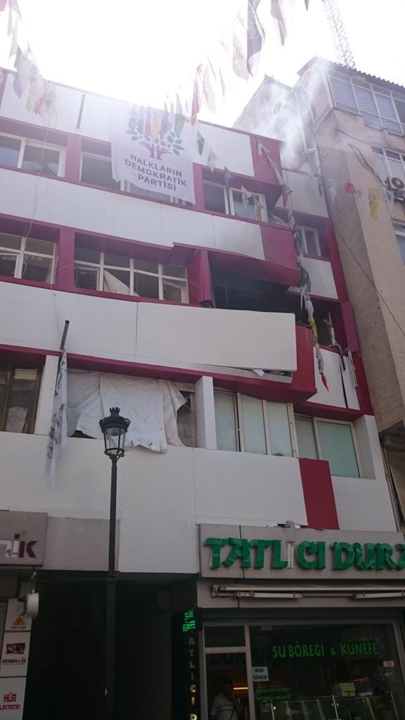 Τουρκία: Ταυτόχρονες εκρήξεις στα γραφεία του φιλοκουρδικού κόμματος HDP [εικόνες] | iefimerida.gr 2