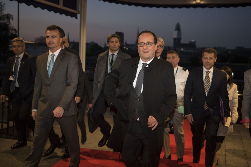 Στα παρασκήνια της συνάντησης Τσίπρα-Μέρκελ-Ολάντ: Χαμόγελα, χειραψίες και σουβλάκια φρούτων [εικόνες] | iefimerida.gr 1